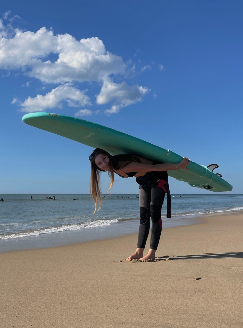 Katja na plaži s surf desko